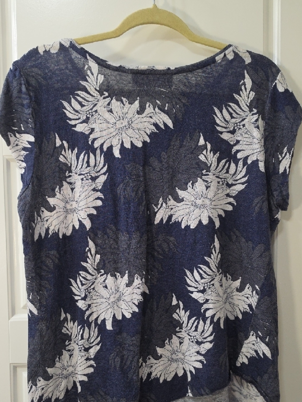 LOFT Navy and White Floral Short Sleeve Linen Pocket Tee - Petite Large - Picture 4 of 7